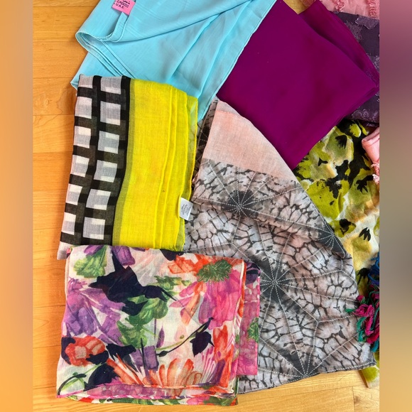 1️⃣3️⃣Lot of 13 Random Scarves-Varying Colors/Sizes/Brands/Materials/Conditions - Picture 4 of 17